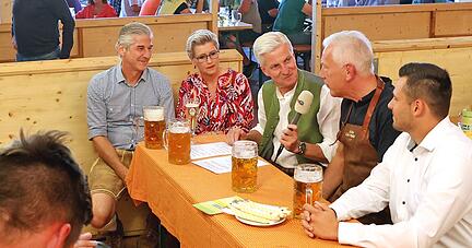 Volksfest.TV im Festzeltstudio mit (von links) Karl Maier, Petra Roth, Uwe Ralf Heer, Harry Mergel und Marco Merz.