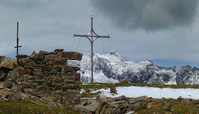 Neben den Ruinen der Alten Heilbronner Hütte in 2772 Metern Höhe hat die DAV-Sektion 2010 ein Kreuz errichtet. Neben den Ruinen der Alten Heilbronner Hütte in 2772 Metern Höhe hat die DAV-Sektion 2010 ein Kreuz errichtet.
