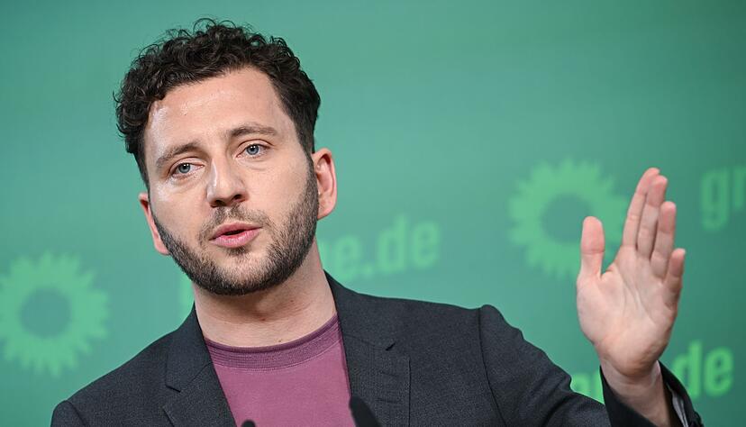 Mutlos findet Grünen-Chef Banaszak das schwarz-rote Bündnis. Mutlos findet Grünen-Chef Banaszak das schwarz-rote Bündnis.