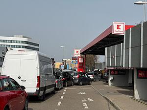 Die Kaufland-Tankstelle in Neckarsulm geh&ouml;rt zu den g&uuml;nstigsten Anbietern in der Region Heilbronn. Daher ist der Andrang dort auch meist besonders gro&szlig;.