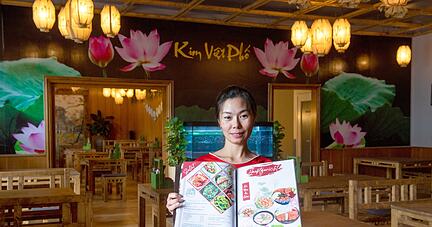 Kim Ahn Le im neuen Restaurant im Heilbronner Bahnhof: Das Viêt Phô bietet ab Montag original vietnamesische Spezialitäten.
Foto: Mario Berger