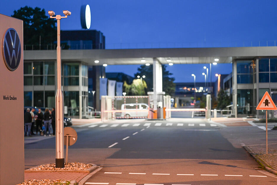 Das Haupttor des Werks in Emden. Eine IT-Störung hat die zentrale Infrastruktur des Volkswagen-Konzerns lahmgelegt. Das Haupttor des Werks in Emden. Eine IT-Störung hat die zentrale Infrastruktur des Volkswagen-Konzerns lahmgelegt.
