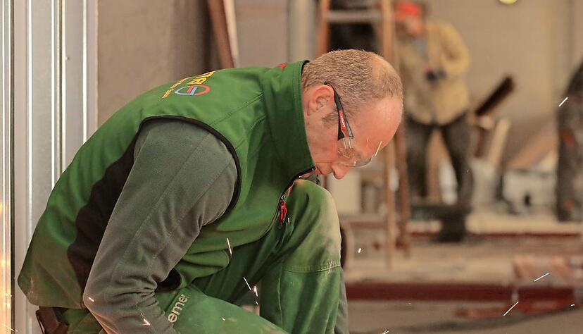 Reges Treiben auf der Baustelle im Geb&auml;udeinneren. Ein Mitarbeiter der Firma Stiemer aus Leipzig bereitet die Rohre f&uuml;r die Heizungsinstallation vor. Die Arbeiten liegen im Zeitplan.
Fotos: Wolfgang M&uuml;ller
