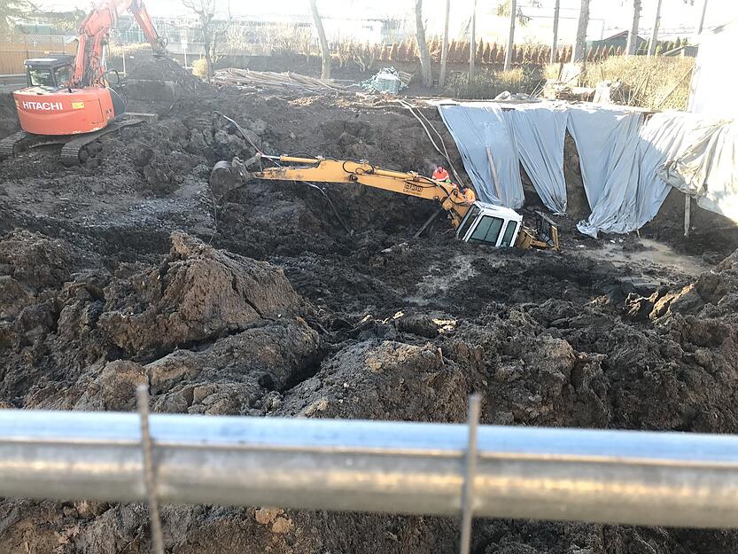13. Februar: Bagger versinken im Schlamm. Die Stadtverwaltung stoppt das Bauvorhaben in Bad Rappenau. Inzwischen sind die Bagger befreit.