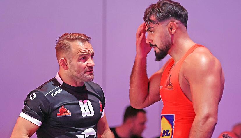 Einer bleibt, einer ist schon weg: Adam Juretzko (li.) bleibt Cheftrainer der Red Devils Heilbronn, Etka Sever hingegen hat die Neckargartacher verlassen und bestreitet zum Ende seiner Karriere nur noch wenige Kämpfe für seinen Heimatclub.
Foto: Ralf Seidel Einer bleibt, einer ist schon weg: Adam Juretzko (li.) bleibt Cheftrainer der Red Devils Heilbronn, Etka Sever hingegen hat die Neckargartacher verlassen und bestreitet zum Ende seiner Karriere nur noch wenige Kämpfe für seinen Heimatclub.
Foto: Ralf Seidel