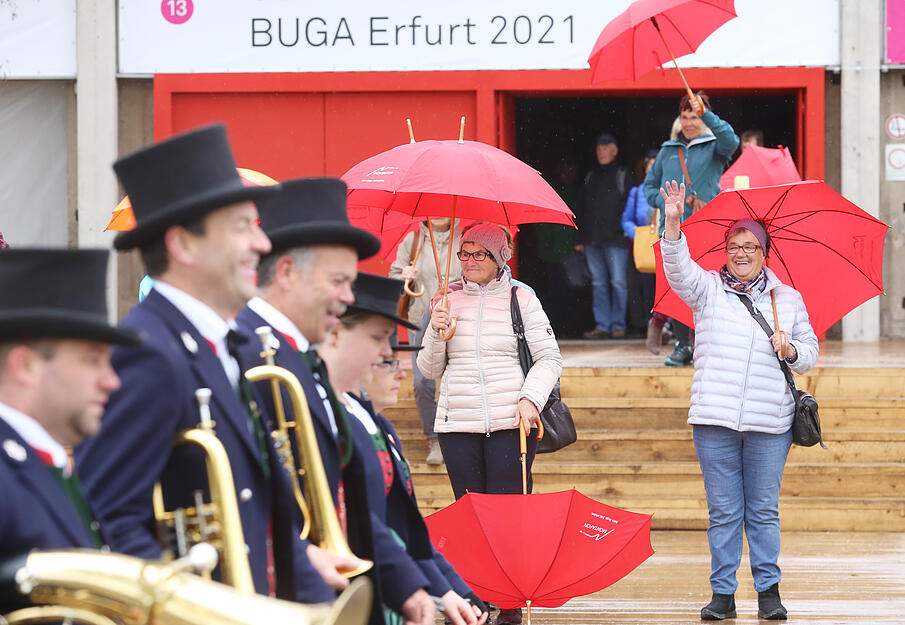 Blasmusik im Regen auf der Buga