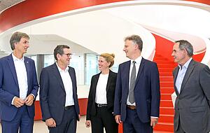 Partner der gemeinsamen Hochschulbibliothek: Oliver Lenzen (Rektor HHN), Reinhold Geilsdörfer (Geschäftsführer Dieter-Schwarz-Stiftung), Barbara Tasch (Geschäftsführerin TUM Heilbronn), Tomas Bayon (Geschäftsführer GGS) und Arnold van Zyl (Präsident DHBW) nach der Vertragsunterzeichnung.
Foto: Ralf Seidel
