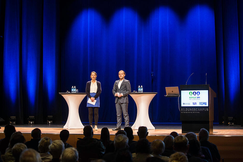 Luise Pufahl (TUM Campus Heilbronn) und Moderator Tobias Wieland bei der Vorstellung des Referenten.