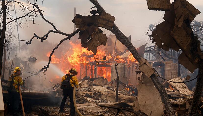 Feuerwehrleute bekämpfen das Palisades-Feuer in Los Angeles. Feuerwehrleute bekämpfen das Palisades-Feuer in Los Angeles.