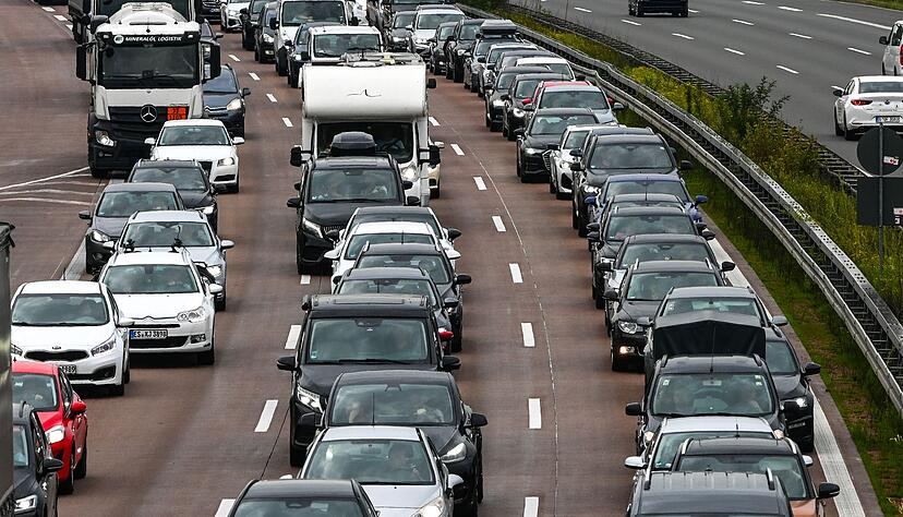 Auf der A6 droht Stau wegen einer Teilsperrung am Kreuz Walldorf. (Symbolbild)
