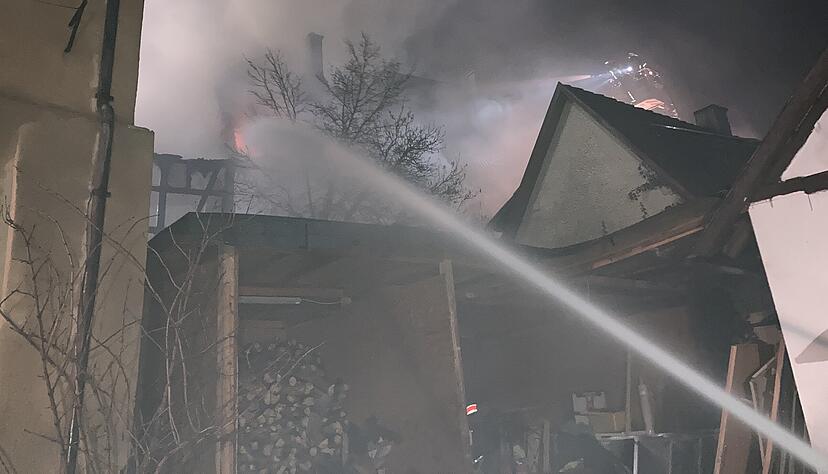 Die enge Bebauung erschwert die Löscharbeiten. Foto: Kinkopf Die enge Bebauung erschwert die Löscharbeiten. Foto: Kinkopf