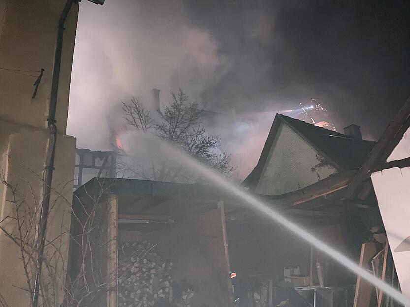 Die enge Bebauung erschwert die Löscharbeiten. Foto: Kinkopf Die enge Bebauung erschwert die Löscharbeiten. Foto: Kinkopf