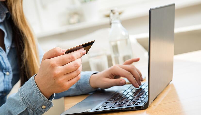 Vor allem j&uuml;ngere Menschen nutzen nach Erkenntnissen der Schufa h&auml;ufig die M&ouml;glichkeit, Eink&auml;ufe zum Beispiel im Online-Handel in Raten abzuzahlen.