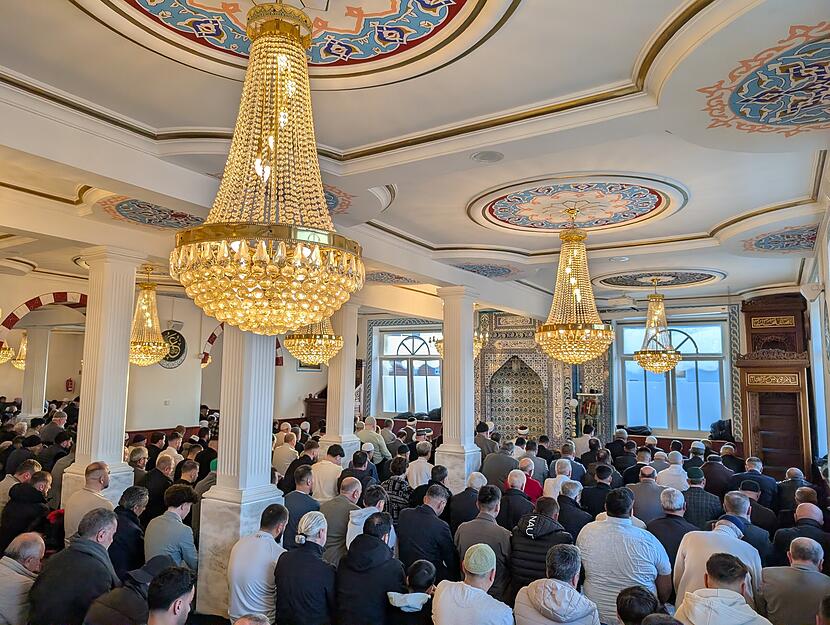 Im Gebetsraum der Fatih Moschee wurde es richtig voll. 3000 Menschen seien erfahrungsgem&auml;&szlig; zum Festtagsgebet jedes Jahr vor Ort.