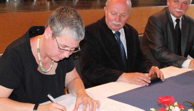 B&uuml;rgermeisterin Sabine Eckert-Viereckel, Kristian Flegel und Marian Wojciechowski besiegeln die Freundschaft Neuensteins mit Wenska-Ries.