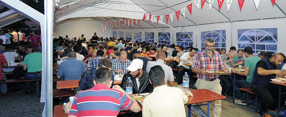 Fastenbrechen in Fatih-Moschee Heilbronn Fastenbrechen in Fatih-Moschee Heilbronn