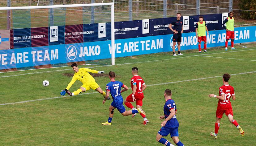 Hollenbachs Lorenz Minder (Zweiter von links) erzielt beim 4:0-Sieg gegen den 1. FC Rielasingen-Arlen das 3:0.
Foto: Marc Schmerbeck Hollenbachs Lorenz Minder (Zweiter von links) erzielt beim 4:0-Sieg gegen den 1. FC Rielasingen-Arlen das 3:0.
Foto: Marc Schmerbeck