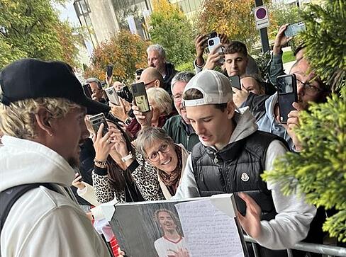 Auch DFB-Star Nick Woltemade steht für die Fans vor dem Heilbronner Parkhotel bereit.