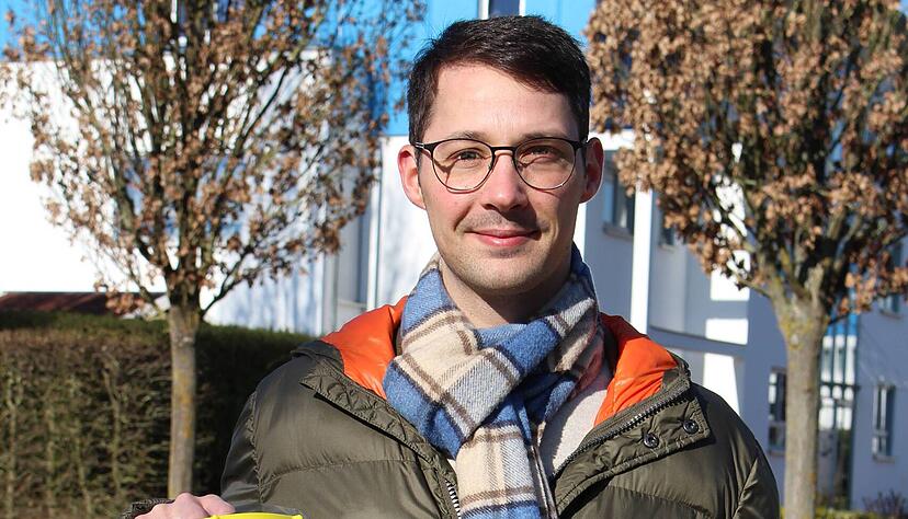 Daniel Gruner zeigt eine Schutzmaske aus dem Drucker.
Fotos: Hoffmann