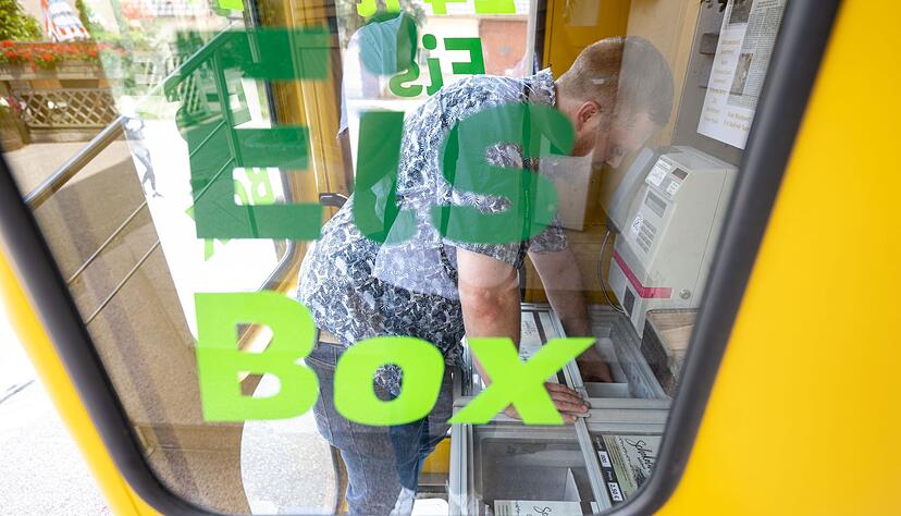 Eric Goll die er zu einem «Eishäusle» umfunktioniert hat. Seit Ende Mai 2022 könne er Besuchern so rund um die Uhr Eis anbieten - mit Selbstbedienung auf Vertrauensbasis.