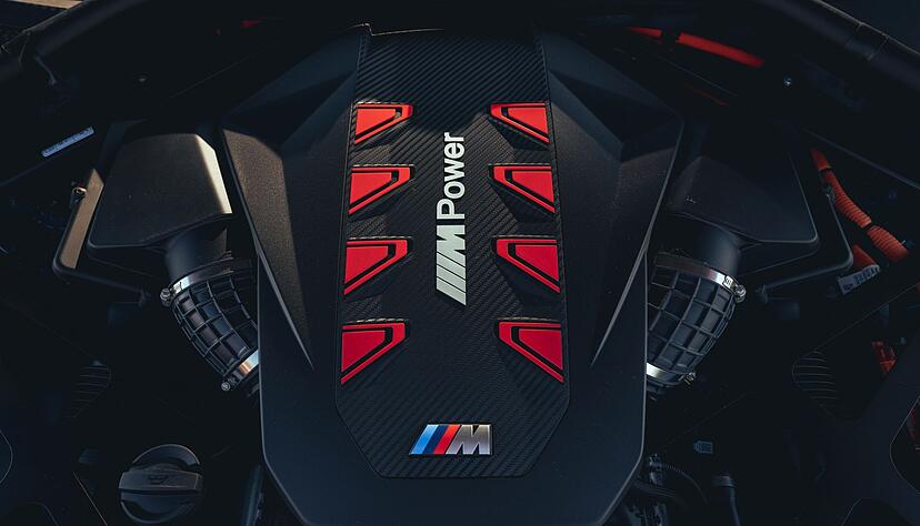 Angetrieben wird der BMW XM von einem 4,4- Liter-V8 und einer E-Maschine mit 145 kW. Der Akku verfügt über 25,7 kWh.