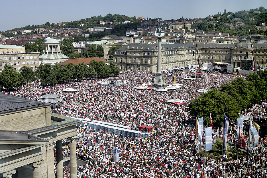 Menschenmassen drängen sich am 19. Mai 2007, vor dem letzten und entscheidenden Saisonspiel des VfB Stuttgart gegen Energie Cottbus, auf dem Stuttgarter Schlossplatz. Die Zugänge zum Public Viewing waren bereits seit dem frühen Nachmittag geschlossen. Laut Veranstalter befanden sich rund 40.000 Fans auf dem Platz.