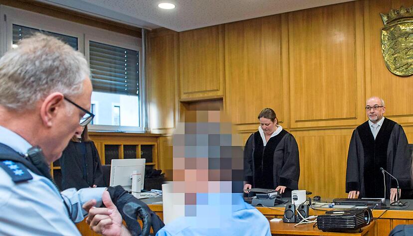 Emotionaler erster Verhandlungstag: Der angeklagte Georg M. wird von Justizwachtmeistern in den Großen Strafkammersaal des Heilbronner Landgerichts geführt. Er soll seine Ehefrau brutal ermordet haben.
Foto: Mario Berger Emotionaler erster Verhandlungstag: Der angeklagte Georg M. wird von Justizwachtmeistern in den Großen Strafkammersaal des Heilbronner Landgerichts geführt. Er soll seine Ehefrau brutal ermordet haben.
Foto: Mario Berger