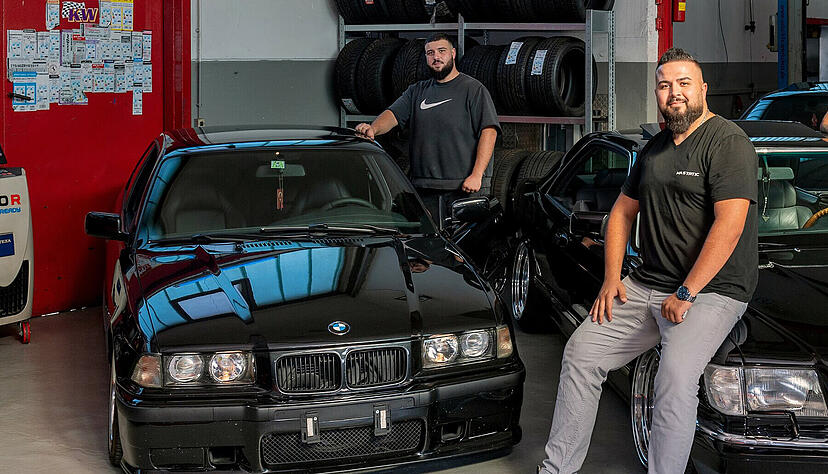 Haben sich einen Namen in der Tuning-Szene gemacht: Hamza (links) und Mehmet Sivrikaya (Mitte) .
Foto: Mario Berger Haben sich einen Namen in der Tuning-Szene gemacht: Hamza (links) und Mehmet Sivrikaya (Mitte) .
Foto: Mario Berger