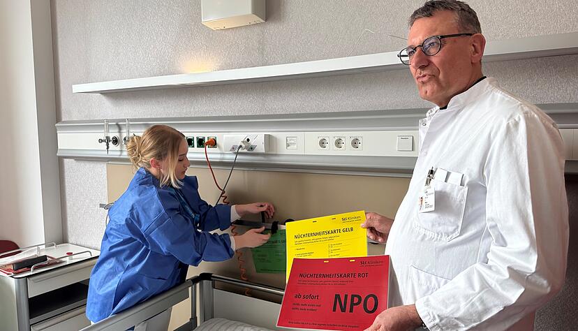 Henry Weigt, Leiter des SLK-Zentrums für Anästhesie und Notfallmedizin, erklärt das neue Nüchternheitskonzept anhand der farbigen Karten. Henry Weigt, Leiter des SLK-Zentrums für Anästhesie und Notfallmedizin, erklärt das neue Nüchternheitskonzept anhand der farbigen Karten.