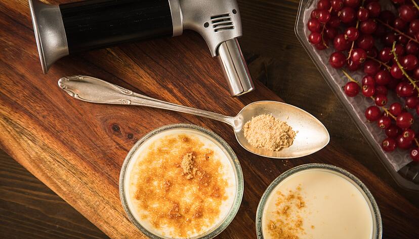 Für eine Crème brûlée ist der Flambierbrenner ein Muss. Nur so erzeilt man eine schöne goldbraune und krachend-knusprige Karamellschicht. Für eine Crème brûlée ist der Flambierbrenner ein Muss. Nur so erzeilt man eine schöne goldbraune und krachend-knusprige Karamellschicht.