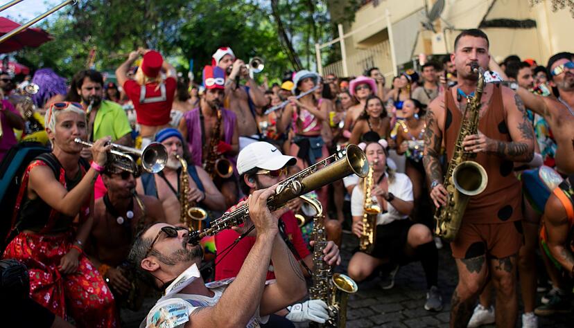 Beim Stra&szlig;enkarneval ziehen dutzende Karnevalsgruppen durch die Stra&szlig;en der Stadtteile. (Archivbild)
