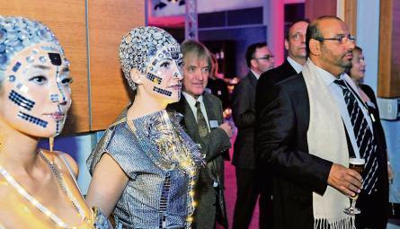 Himmlische Kost&uuml;me und irdischer Chic &minus; das passt zum Azur-Motto "Aus dem All auf die Erde".