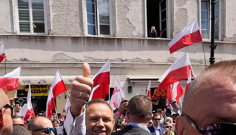 Der konservative polnische Pr&auml;sidentschaftskandidat Karol Nawrocki bei der Demonstration seiner Anh&auml;nger. (Foto aktuell)