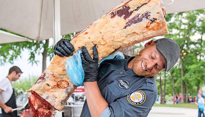 Die Fleischst&uuml;cke, die die Metzgermeister zerlegen, werden im Laufe des Abend immer gr&ouml;&szlig;er. In diesem Fall pr&auml;sentiert Domink Hohl einen Rinderr&uuml;cken. Fotos: Mario Berger