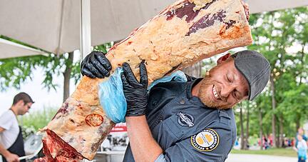 Die Fleischstücke, die die Metzgermeister zerlegen, werden im Laufe des Abend immer größer. In diesem Fall präsentiert Domink Hohl einen Rinderrücken. Fotos: Mario Berger Die Fleischstücke, die die Metzgermeister zerlegen, werden im Laufe des Abend immer größer. In diesem Fall präsentiert Domink Hohl einen Rinderrücken. Fotos: Mario Berger