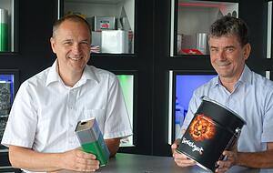 CEO Martin L&uuml;er und CFO Johannes Alberti mit Beispielen f&uuml;r Dosen, die Huber abseits der bekannten Partyf&auml;sschen herstellt.
Foto: Christian Gleichauf