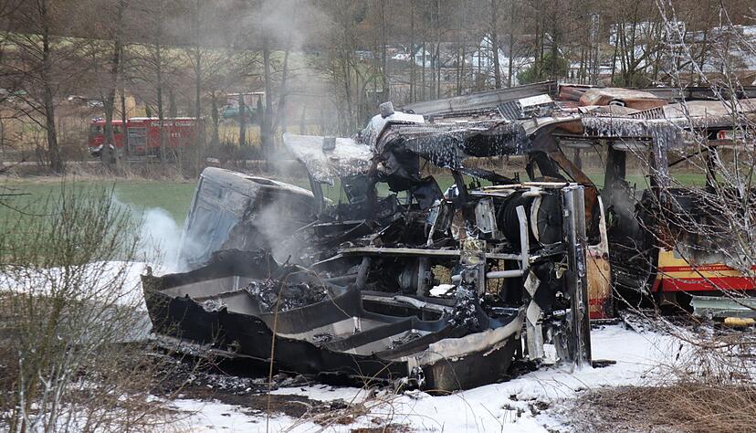 Das Feuer hatte die Fahrzeuge zerst&ouml;rt.