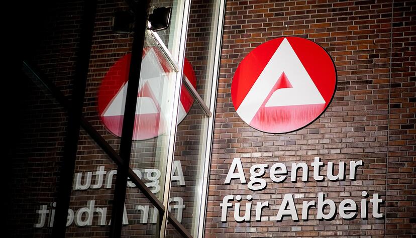 Die Zahl der Arbeitslosen in Deutschland ist im April nur geringf&uuml;gig gesunken. (Archivbild)