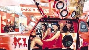 Auf der Car + Sound locken die Aussteller ihr insbesondere männliches Publikum neben den Autos auch mit hübschen Frauen.Foto: Milva-Katharina Klöppel