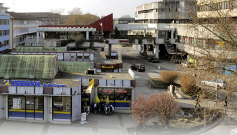 Die Wollhaus-Brücke im Hintergrund soll abgebrochen werden. Darüber nachgedacht wird auch, die Fläche mit den Pavillons neu zu gestalten. Foto: Mugler