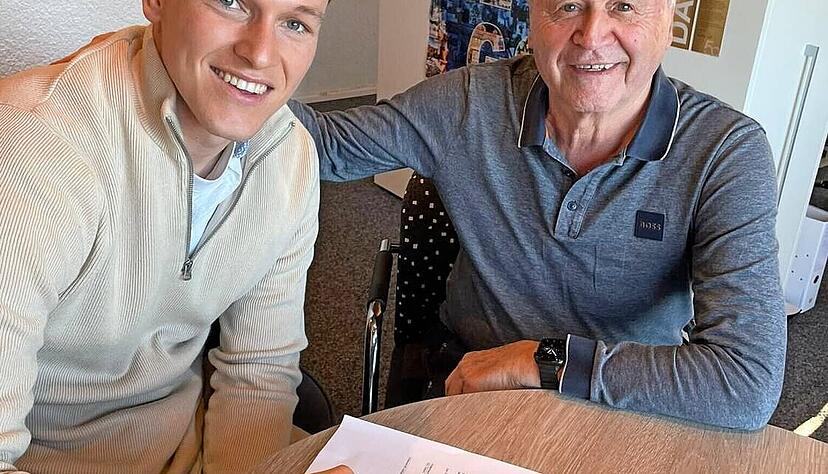 Grund zur beidseitigen Freude: Nico Purtscher (links) mit Manager Karlheinz Spr&uuml;gel. Der Torwart bindet sich zwei weitere Jahre an den FSV Hollenbach.
Foto: privat