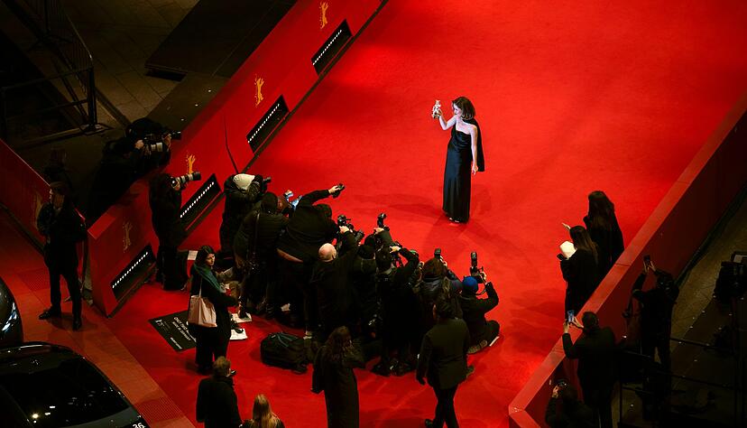 Rose Byrne pr&auml;sentiert den Silbernen B&auml;ren.