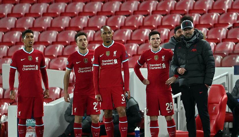 Spielten gemeinsam für Liverpool: Der mittlerweile verstorbene Diogo Jota (2. v. l.) und Andrew Robertson (2. v. r.). (Archiv)