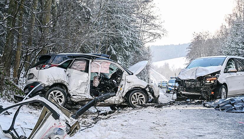 Bei einem Frontalzusammensto&szlig; zweier Autos im bayerischen Landkreis Dingolfing-Landau sind zwei Menschen ums Leben gekommen.
