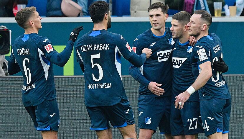 Hoffenheims Doppel-Torsch&uuml;tze Andrej Kramaric (2.v.r.) jubelt hier mit Mannschaftskollegen &uuml;ber das Tor zum 1:0.