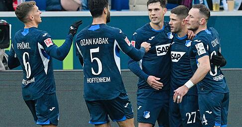 Hoffenheims Doppel-Torsch&uuml;tze Andrej Kramaric (2.v.r.) jubelt hier mit Mannschaftskollegen &uuml;ber das Tor zum 1:0.