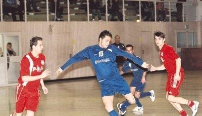 Ganz sch&ouml;n st&uuml;rmisch: Erkan Yalaci (Mitte) geh&ouml;rt mit T&uuml;rkspor Neckarsulm zu den Stammg&auml;sten beim Hallenturnier der SG Kirchardt. Dieses Mal reicht es immerhin f&uuml;r den zweiten Platz.Foto: Marc Schmerbeck