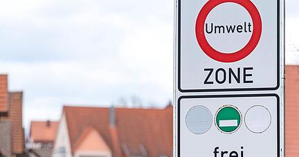 Nach 15 Jahren ist Schluss: Geht es nach dem Regierungspräsidium Stuttgart, sollen die Umweltzonen-Schilder in Ilsfeld zum 1. Mai wieder abgehängt werden. Der Entwurf zum neuen Luftreinhalteplan liegt bis 6. März im Rathaus aus.
Foto: Archiv/Berger
