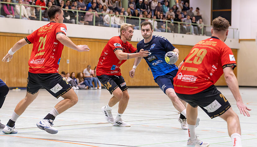 Top-Torschützen im direkten Duell: Maximilian Schulze (Zweiter von links) stach als Antreiber und mit elf Treffern bei der SG Schozach-Bottwartal heraus. David Track (am Ball) hätte in der Schlusssekunde mit seinem achten Tor zum Derby-Helden werden könnnen.
