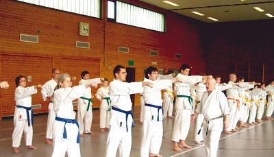 Karate-Präsident Bernd Hinschberger war aus dem Saarland angereist, um in der Langenbeutinger Talhalle einen Tag lang die Karateka zu trainieren. (Foto: Agentur Kochertal) Karate-Präsident Bernd Hinschberger war aus dem Saarland angereist, um in der Langenbeutinger Talhalle einen Tag lang die Karateka zu trainieren. (Foto: Agentur Kochertal)